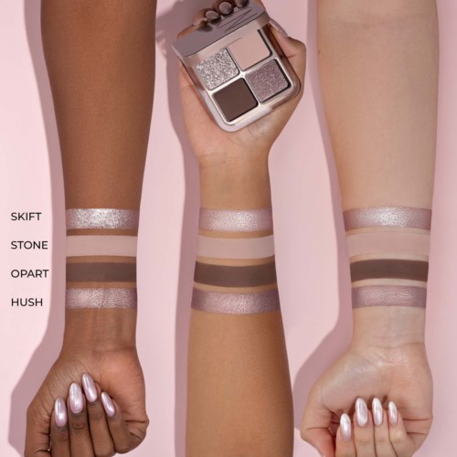 Vier Arme zeigen verschiedene Lidschattenproben mit einer Palette darüber; jede Arm hat drei Farbtöne.