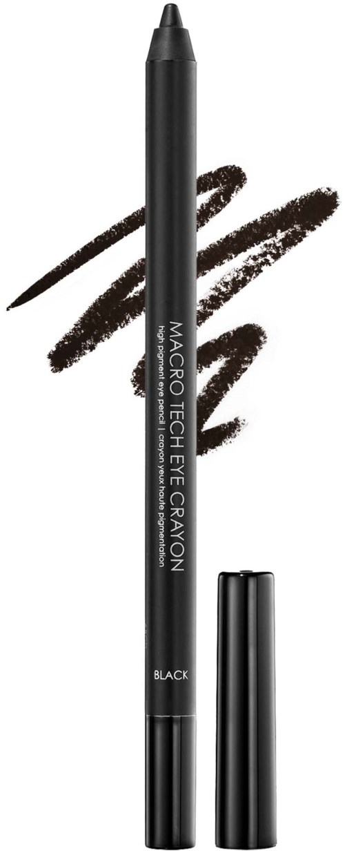 Ein schwarzer Make-up-Stift mit Kappe, gekennzeichnet mit "MACRO TECH EYE CRAYON" und "BLACK," mit Strichen dahinter.