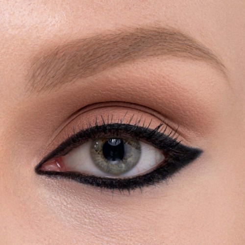 Nahaufnahme eines Auges mit Make-up und Flügel-Liner.