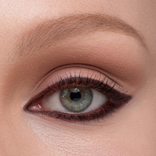 Nahaufnahme eines Auges mit hellfarbenem Auge, langen Wimpern und Make-up um das Auge.