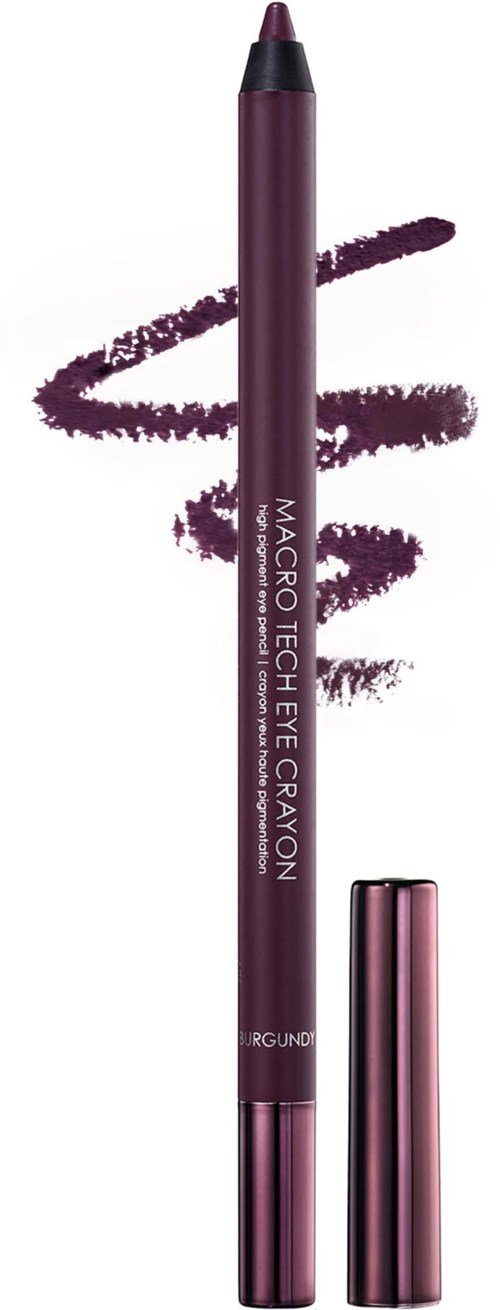 Ein fester Eyeliner-Stift mit lilaner Metallhülle und Deckel, markiert Macro Tech Eye Crayon, mit lila Eyelinerstrich.