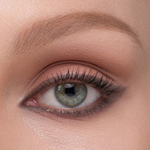 Nahaufnahme eines menschlichen Auges mit detaillierter Iris, Wimpern und Augenbraue, zeigt natürliche Hautstruktur und Augenfarbe.