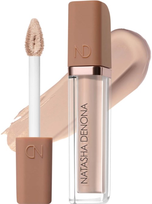 Läppglans med beige förpackning och applikator, swipad över en beige bakgrund. Klar tub med märket Natasha Denona.