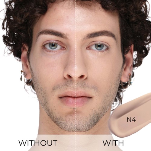 Delad ansiktsbild som visar en man före och efter hudvård, med en beige foundationprovring märkt N4.
