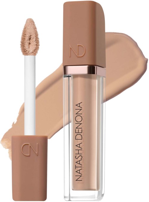 Flytande concealare i transparent tub med beige lock och applikator, med produktprov på bakgrunden.