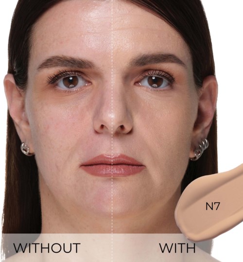 Före- och efterbild av en kvinnas ansikte som visar förbättringar av huden med en kosmetisk produkt. Täckande makeup. N7 foundation.