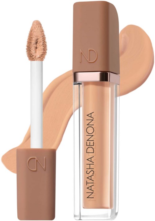 Flytande concealer i ett genomskinligt rör med N och D-logotyp på locket och en beige färgprov i bakgrunden.
