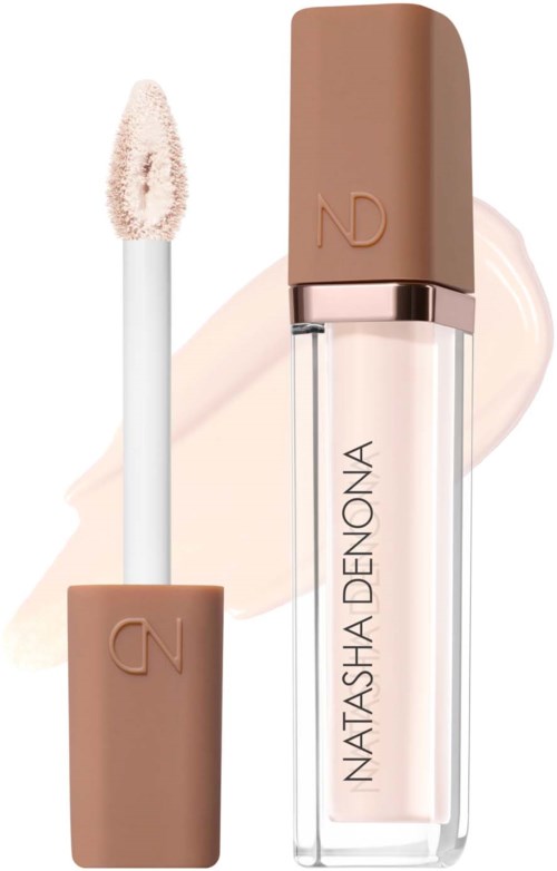 Läppglans med beige lock och transparent flaska, märkt Natasha Denona, visad med färgprovbakgrund.