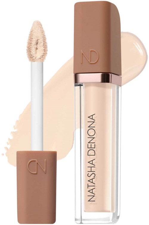 Lip gloss med beige läppstiftstift och applicator, märket Natasha Denona, på ljus bakgrund.