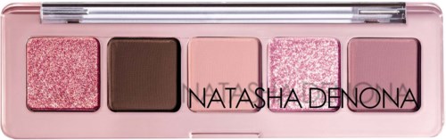 Eine Make-up-Palette mit fünf verschiedenen rosa und braunen Tönen, beschriftet Natasha Denona.