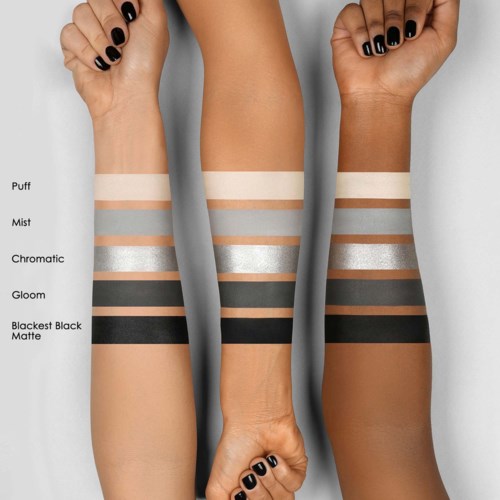 Das Bild zeigt drei Arme mit verschiedenen schwarzen und beigen Make-up-Stilen, gekennzeichnet als Puff, Mist, Chromatic, Gloom und Blackest Black Matte.