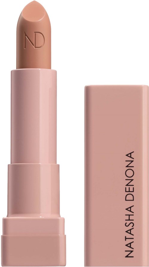 En nude-leppestift med rosa emballasje, leppestiften er delvis hevet ut og viser en myk beige farge. Emballasjen har merket Natasha Denona.
