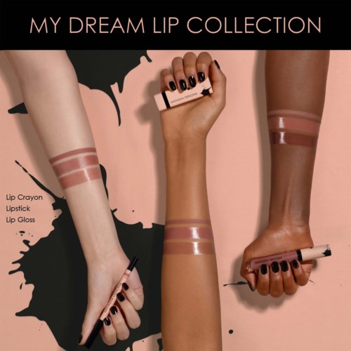 Drei Arme zeigen Lippenfarben auf Haut, mit schwarzem Hintergrund und rosa Akzenten. Der Text bewirbt eine Lippenkollektion.