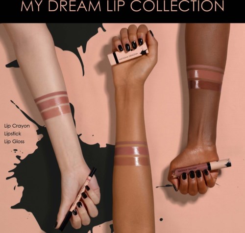 Drei Arme mit hellerer und dunklerer Haut halten Lipgloss, Lippenstift und Lip Crayon gegen einen pfirsichfarbenen Hintergrund.