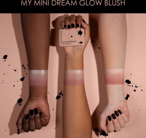 Drei Arme mit Glow Blush-Swatches und eine Blush-Box in der Mitte auf rosa Hintergrund.
