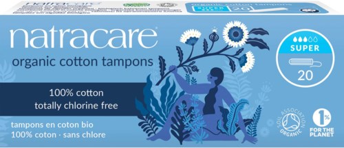 Blaue Packung zeigt Natracare Bio-Baumwolltampons mit Pflanzenbildern und Infos zu chlorfrei und bio.