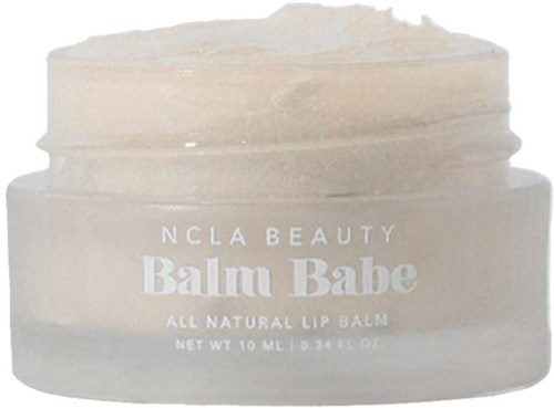 Ein kleiner Behälter mit NCLA Beauty Balm Babe natürlicher Lippenbalsam, hauptsächlich beige oder elfenbein in Farbe.