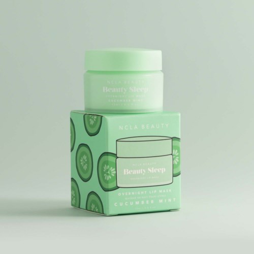 Ein grüner Behälter mit Beauty Sleep Übernacht Lippenmaske auf einer passenden Schachtel mit Gurkenbildern.