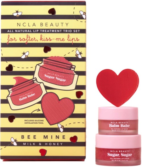 Verpackung für Lippenbalsamset mit Bienchen- und Herz-Design, zeigt zwei Dosen mit 'Sugar, Sugar' beschriftet und ein Herz. Das Set enthält ein Silikon-Exfoliationswerkzeug.