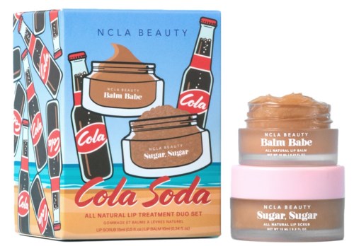 Ein Schönheitsproduktset namens 'Cola Soda' mit Lippenbalsamen und Peelings, die wie Soda-Flaschen und Gläser aussehen.