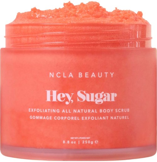 Rosa Körperpeeling in einem Glas, gekennzeichnet 'Hey, Sugar' von NCLA Beauty, mit texturierter Oberfläche.