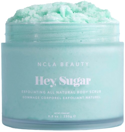 Ein hellblauer Behälter mit Körperpeeling mit mintgrünem Peeling. Beschriftung: 'Hey, Sugar'.