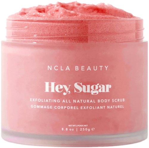 Ein rosa Behälter mit Körperpeeling 'Hey Sugar' mit sichtbarem Produkt oben.