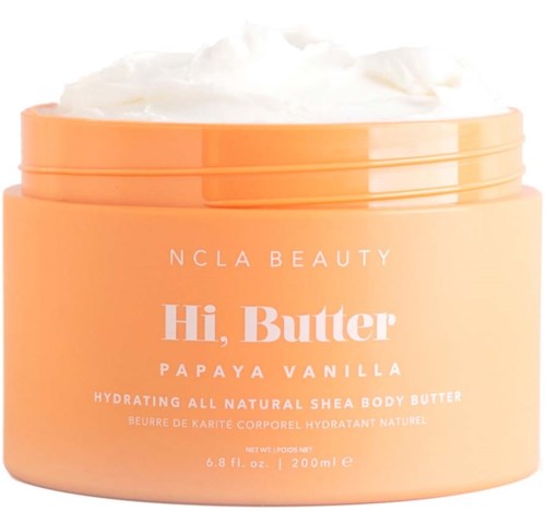 Eine pfirsichfarbene Dose mit Shea-Bodylotion und weißer Creme obenauf. Beschriftet mit 'Hi, Butter' und 'Papaya Vanilla.'