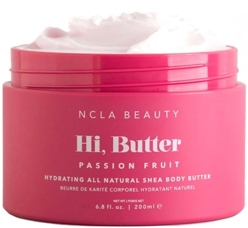 Pinke Dose mit Passionfrucht-Body-Butter und weißer Creme. Beschriftung: NCLA Beauty, Hi, Butter, Passion Fruit, feuchtigkeitsspendend.