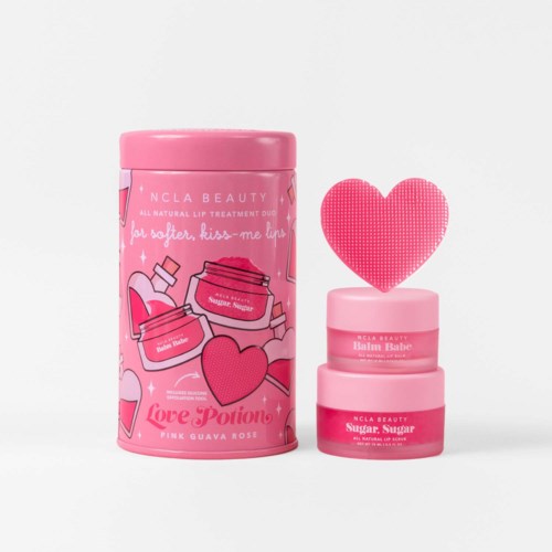 Pinkfarbene Dose mit Lippenpflegegläsern und Herzdekoration. Dekoratives und niedliches Verpackungsdesign.