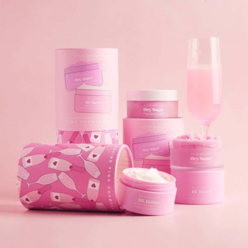 Pinke Schönheitsprodukte und ein Glas rosa Getränk ordentlich auf pinkem Hintergrund.