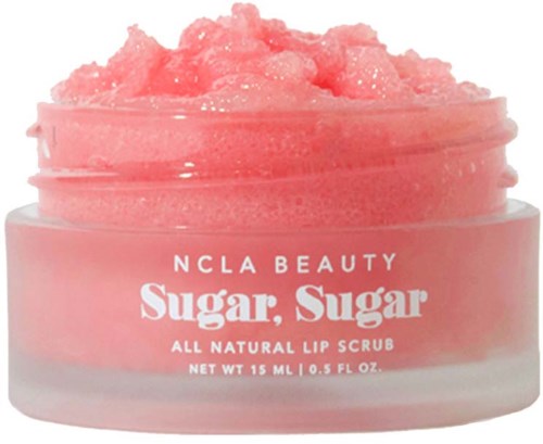 Een roze lip scrub in een pot met een zachte textuur, gemerkt 'Sugar, Sugar' door NCLA Beauty.