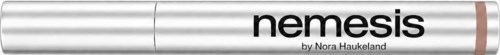 En silverfärgad permanentpenna med svart text som säger "nemesis" och en liten fras under. Används för att skriva eller rita.