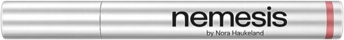 En vit penna med ordet nemesis och författarens namn på.