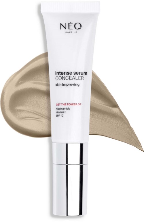 Een witte tube NEO make-up concealer met zilveren dop, met beige concealer uitgesmeerd en label op de voorkant.