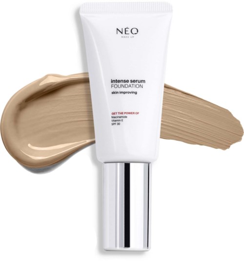 Een witte tube met 'NEO' en 'intense serum FOUNDATION', zilveren dop, met beige foundation erachter.