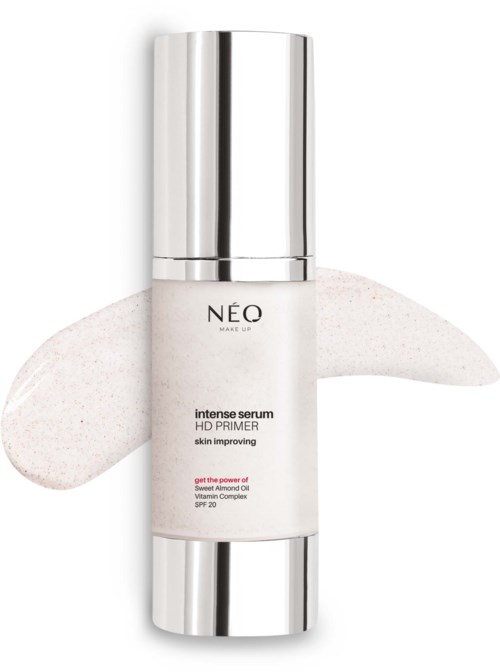 Een witte cosmeticafles met een zilveren dop, gelabeld Neo HD Primer, omgeven door een strook crème.