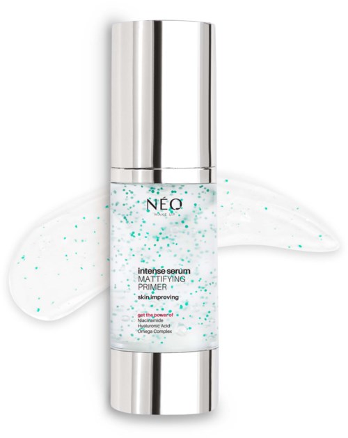 Huidverzorgingsproduct in een doorzichtige fles met zilveren dop, gelabeld Neo intens serum en primer, met een druppel vloeistof ernaast.