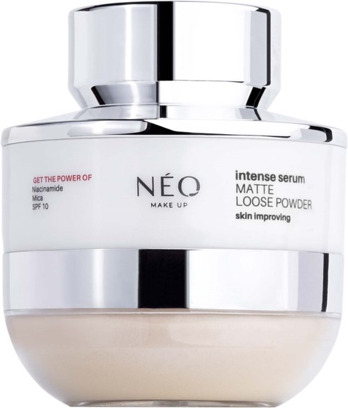 Een zilverkleurige pot Neo Make Up intens serum, matte losse poeder voor de huid, met SPF 10 en verzorgende ingrediënten.