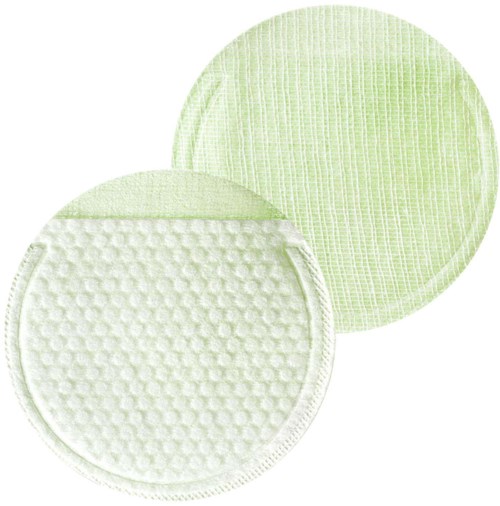 Twee groene ronde stoffen of pads met textuurrijke en geweven patronen. Ze zien zacht uit en zijn mogelijk voor schoonmaak of huidverzorging.