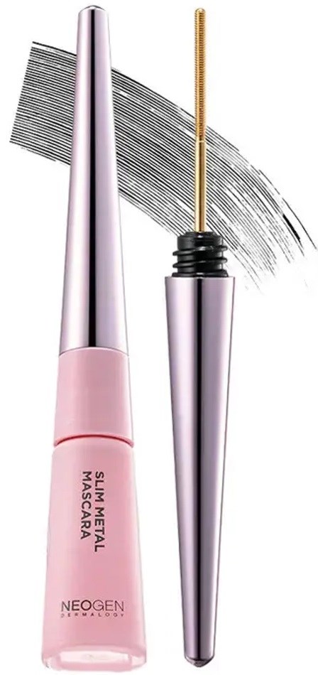 Een roze wimperserumfles met een lange, dunne applicator en een penseelstreken-achtergrond.