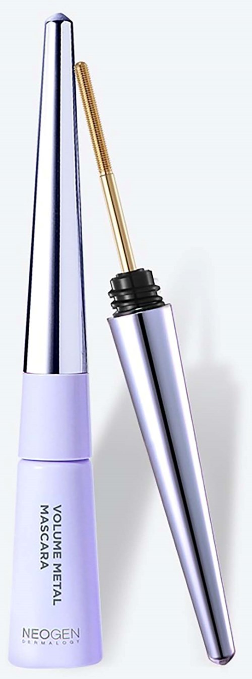 Een zilveren en witte mascara-tube met een gouden kwast, met de dop verwijderd. De tekst zegt "Volume Metal Mascara".