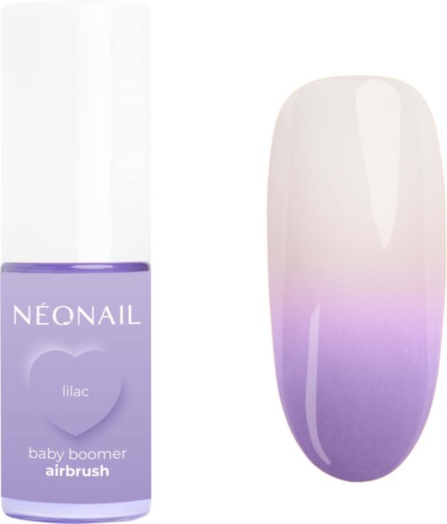 Kynsilakkapullo on violetti, jossa on valkoinen korkki, ja siinä lukee 'NEONAIL lilac baby boomer airbrush.' Maalattu kynsi on violetin ja valkoisen gradientin.