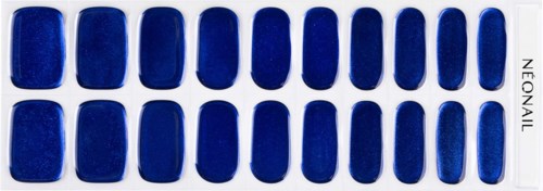 En remsa med 14 blå nagellacksexempel i små, runda kvadrater. Exemplen är på en vit bakgrund märkt 'NEONAIL.'
