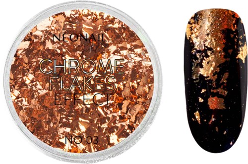 Ein Behälter mit kupferfarbenen Chromflakes neben einem Nagel mit passenden Flakes für einen glänzenden Effekt.