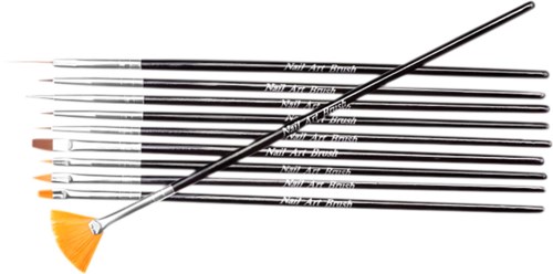 Ein Satz mit 12 schwarzen Golfclubs mit verschiedenfarbigen Köpfen, in einer Reihe angeordnet, mit einem gelben Fan-Schläger davor.