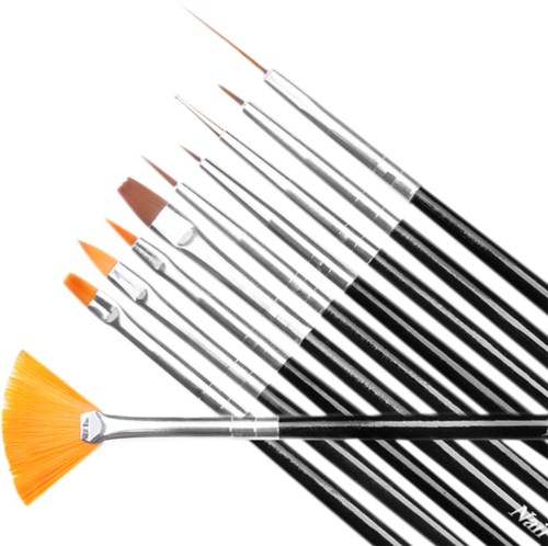 Verschiedene Pinsel in verschiedenen Größen und Formen, einige mit orange und brauner Farbe. Kein Hintergrund.
