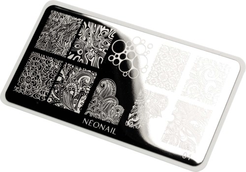 Nagelstempelplatte mit verschiedenen schwarz-weißen detaillierten Designs und Mustern.