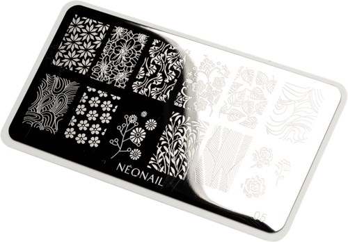 Ein schwarz-weißer Bildschirm zeigt verschiedene Nageldesigns, darunter Blumen, Linien, Wellen und detaillierte Muster.