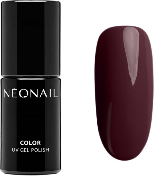 Eine schwarze Flasche NEONAIL-Gel-Politur neben einem Probestück dunkle rote Nagellackfarbe.